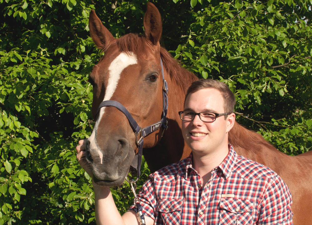 Portraitfoto von Fabian Paulus mit Pferd